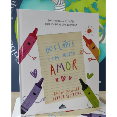 Capa do livro infantil com lápis coloridos e texto manuscrito