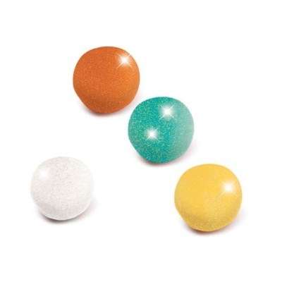 Quatro bolas coloridas brilhantes em fundo branco