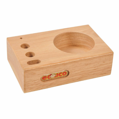 Suporte retangular em madeira com vários orifícios e etiqueta ecOCO