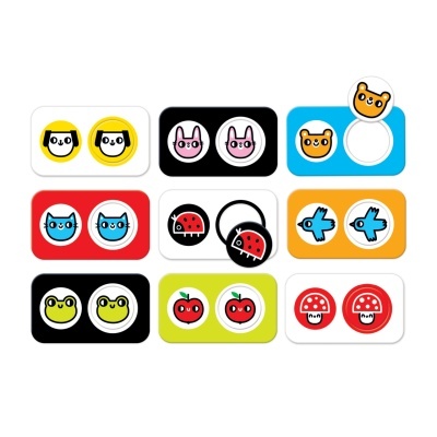 Conjunto de brincos de pressão coloridos com desenhos animados em cartões de exibição.