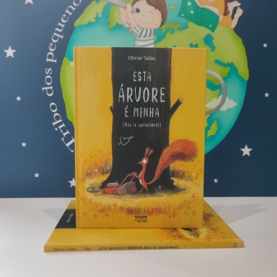 Capa de livro amarelo com esquilo e texto Esta Árvore É Minha