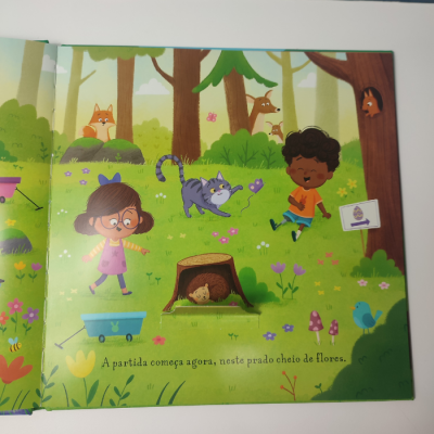 Ilustração infantil de prado com crianças, gato e animais numa floresta