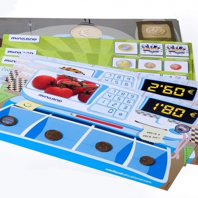 Jogo de tabuleiro infantil de supermercado com moedas e etiquetas de preços em euros.