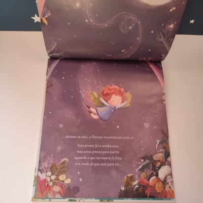 Página de livro com ilustração de fada a voar e texto em português sobre fundo roxo
