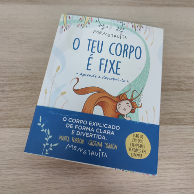Livro infantil 'O TEU CORPO É FIXE' com ilustração e faixa azul com texto