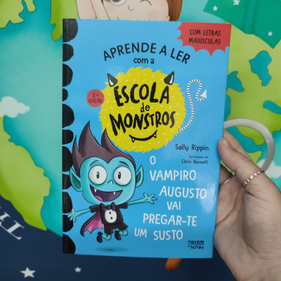 Capa de livro infantil azul com vampiro desenhado e texto em português.