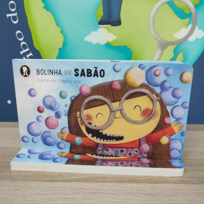 Capa do livro infantil Bolinha de Sabão com personagem sorridente e bolhas de sabão