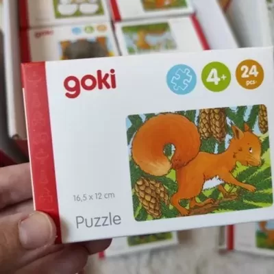Caixa de puzzle goki com esquilo e pinhas