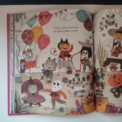 Página de livro infantil com personagens animais, balões, plantas e texto em português.