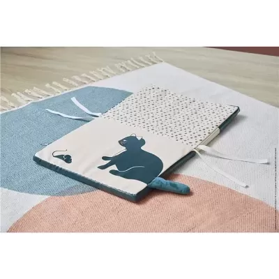 Almofada para bebé em tecido com desenho de gato azul escuro e brinquedo pendurado