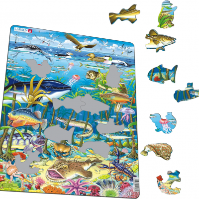 Quebra-cabeças de animais marinhos de madeira colorido sobre fundo subaquático azul