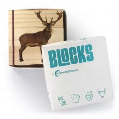 Blocos de madeira com ilustração de veado e embalagem branca com texto BLOCKS