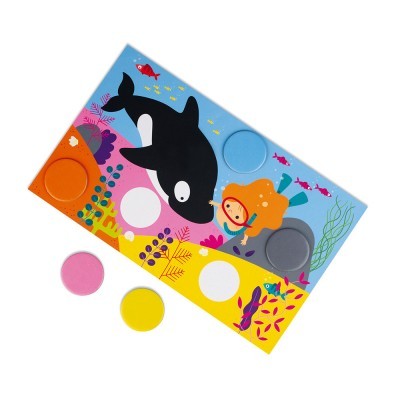 Jogo infantil de encaixe de madeira com tema aquático e peças coloridas.