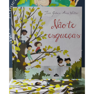 Capa de livro infantil 'Não te esqueças' com crianças numa árvore