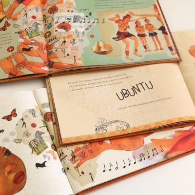 Livro ilustrado aberto com desenhos de pessoas e plantas coloridas