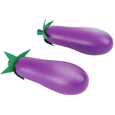 Duas berinjelas de brinquedo roxas com folhas verdes em fundo branco