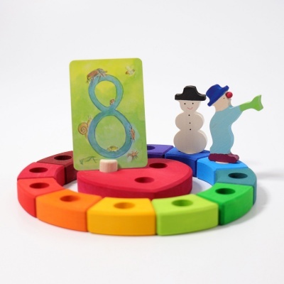 Jogo de peças de madeira coloridas em círculo com figuras e cartão com número 8