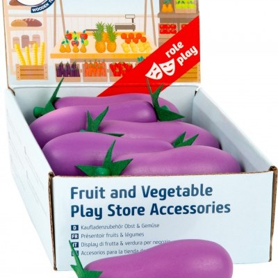 Acessórios de loja de brincar com beringelas de madeira roxas e caixote branco com texto multilingue