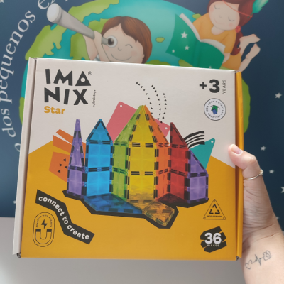 Caixa de brinquedo IMANIX Star com peças geométricas coloridas translúcidas