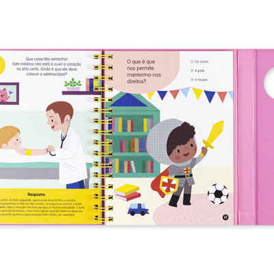Livro infantil ilustrado com páginas espiraladas e capa rosa