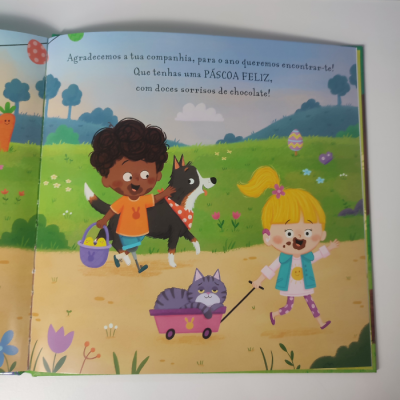 Ilustração colorida de crianças, cão, gato e ovos de Páscoa com texto em português