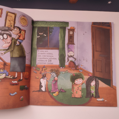 Ilustração de livro infantil com avó e crianças fantasiadas numa sala de estar colorida