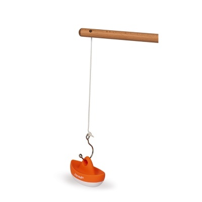 Brinquedo de madeira com vara, fio e pequeno barco laranja