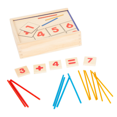 Jogo educativo de madeira com números, símbolos matemáticos e pauzinhos coloridos