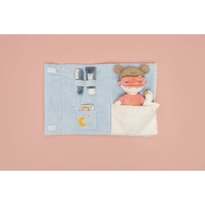 Kit de cuidados de bebé com boneca de tecido e acessórios numa bolsa azul