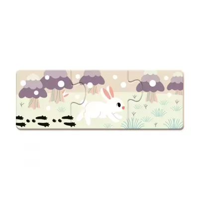 Quebra-cabeça de três peças com coelho branco a correr em campo com arbustos roxos