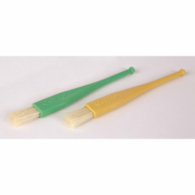 Dois pincéis com cabo plástico verde e amarelo e cerdas claras