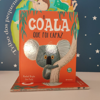 Capa de livro infantil laranja com ilustração de coala abraçado a uma árvore