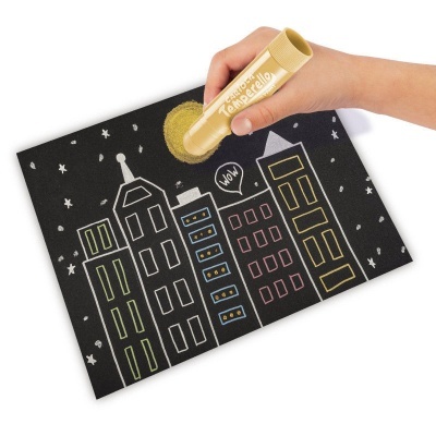 Desenho de prédios em papel preto com tinta metalizada aplicada