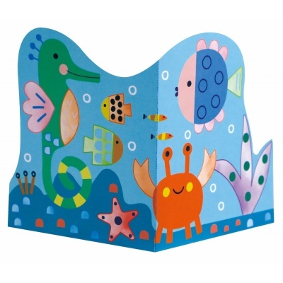 Suporte de livros infantil azul com desenhos de animais marinhos coloridos.