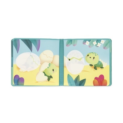 Livro infantil aberto com ilustrações de tartarugas a sair de ovos na praia