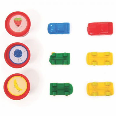 Discos coloridos com frutas desenhadas e carrinhos de brinquedo azuis, vermelhos, verdes e amarelos