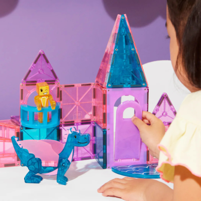 Brinquedo de construção colorido com castelo e personagens ao lado de criança