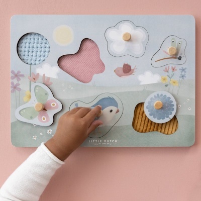 Puzzle infantil de madeira com peças coloridas e texturas diferentes em forma de flores e borboletas