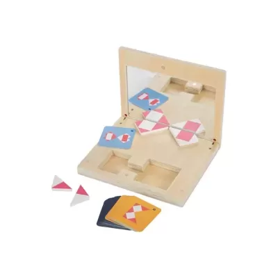 Quebra-cabeças de madeira com peças triangulares cor de rosa e branco em base de madeira clara