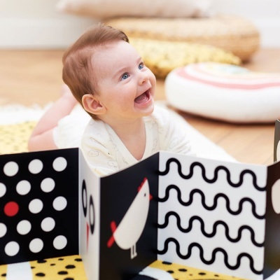 Livro de estímulo visual para bebé com padrões preto e branco