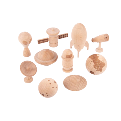 Miniaturas espaciais de madeira natural em fundo branco