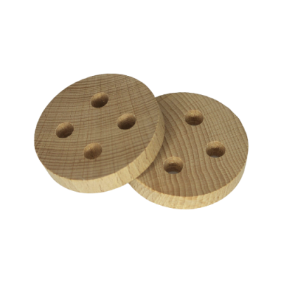 Dois botões redondos de madeira clara com quatro buracos cada