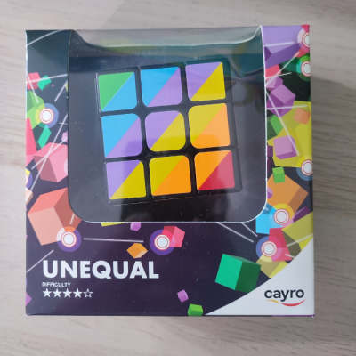 Quebra-cabeças tipo cubo colorido embalado numa caixa UNEQUAL da cayro