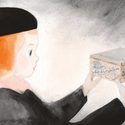 Criança ruiva com boina preta a segurar uma caixa clara com texto