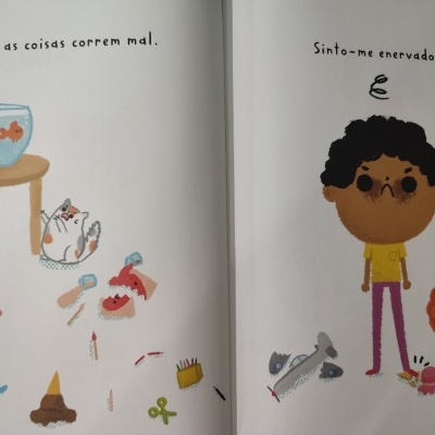 Página de livro ilustrado com aquário, objetos espalhados, duas crianças e frases em português