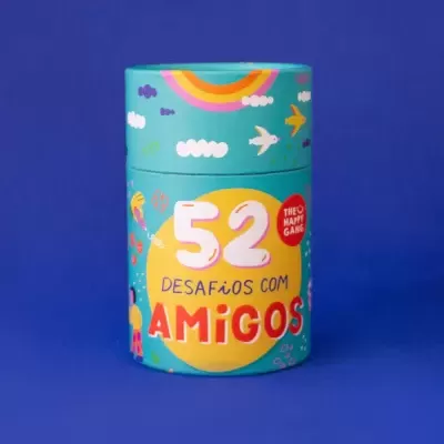 Embalagem cilíndrica azul com texto 52 desafios com amigos e ilustrações coloridas