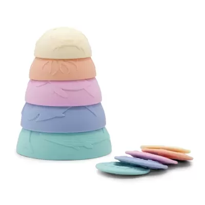 Brinquedo empilhável colorido em tons pastel com várias peças dispostas em fundo branco