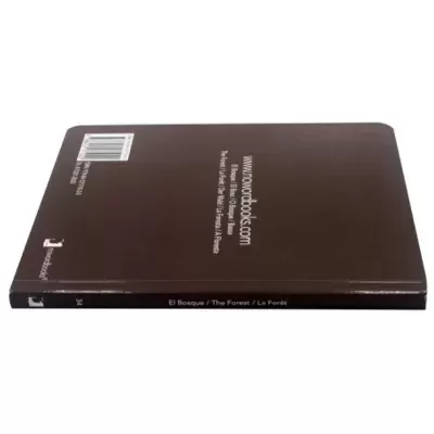 Livro com capa dura castanha escura, lombada preta com texto, deitado sobre superfície branca