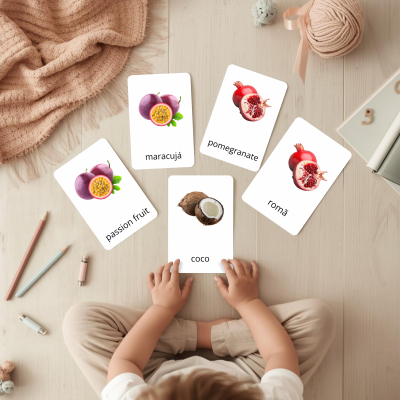 Cartas educativas de frutas com criança sentada no chão