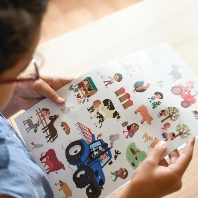 Folha de autocolantes com desenhos animação rurais, incluindo trator azul e animais